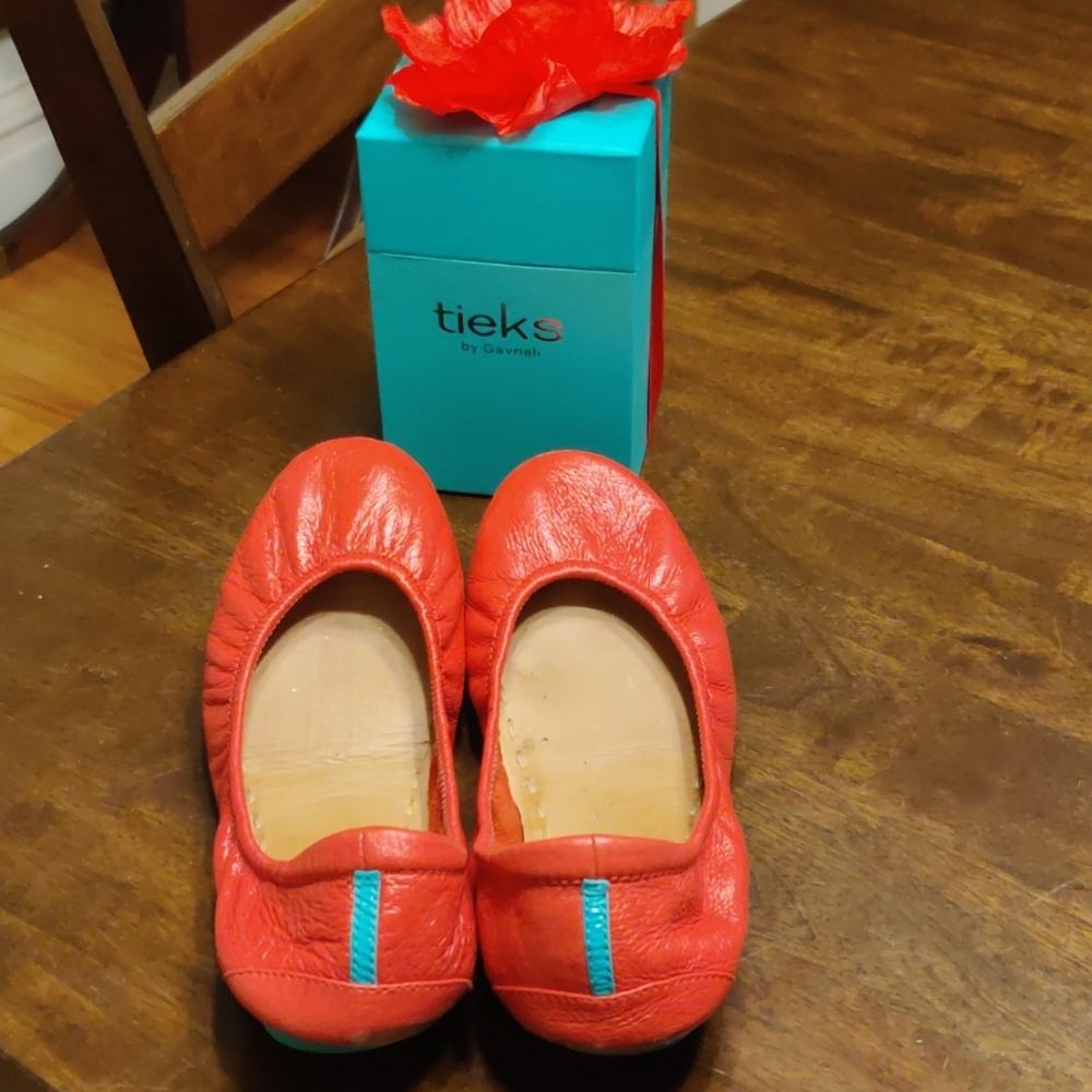 Poppy Tieks, size 8